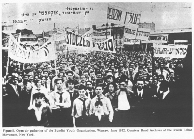 Encyclopaedia Judaica (1971): Poland, vol. 13, col.
                741-742. Open-air gathering of the Bundist Youth
                Organization, Warsaw, June 1932. Courtesy Bund Archives
                of the Jewish Labour Movement, New York.