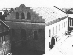 Encyclopaedia Judaica (1971): Chryzanow, vol. 5,
                  col. 534. The synagogue of Chryzanow photographed in
                  1966. Jerusalem, Yad Vashem Archives