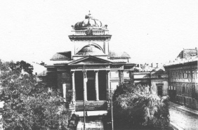 Encyclopaedia Judaica (1971): Warsaw, vol. 16, col.
                337. The Warsaw Great Synagogue on Tlomacka Street,
                built in 1878. It was blown up by the order of S.S.
                commander, Gen. Juergen Stroop, on May 16, 1943, as a
                token of his victory over the ghetto. Courtesy Israel
                Museum Photo Archives, Jerusalem.