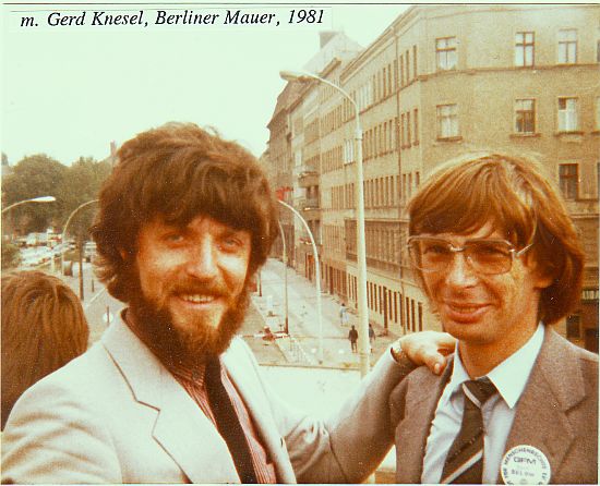Jurij Below mit dem Liedermacher
              Knesel an der Berliner Mauer, 1981, ein sch�ner Moment im
              Leben (JB)