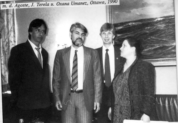 Jurij Below mit de Agoste, J. Terela
              und Oxana Umanez in Ottawa, 1990, ein sch�ner Moment im
              Leben (JB)