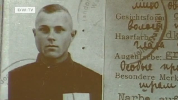 Der
                      gef�lschte Dienstausweis von Demjanjuk mit
                      manipulierter, verformter Stempellinie: Die
                      Stempellinie innerhalb des Fotos ist nicht rund:
                      Die Stempellinie am linken Rand l�uft fast gerade
                      statt rund [30]