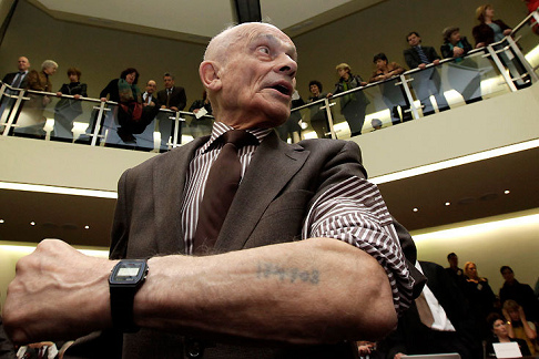 Nebenkl�ger Robert Cohen mit einer
                      Auschwitz-Nummer am Arm [15], ein
                      Holocaust-�berlebender