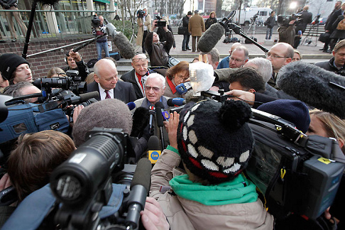 Nebenkl�ger Blatt erkl�rt vor Prozessbeginn
                      vielen Journalisten seine Einstellung zu Sobibor -
                      nur mit Ger�chten, ohne Fachwissen