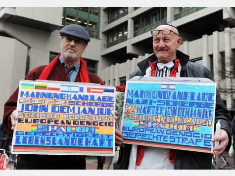 Geistig verwirrte
                      Demonstranten fordern vor dem Landgerichtsgeb�ude
                      von M�nchen "lebenslange Haft" f�r den
                      Landarbeiter Demjanjuk [12]