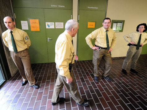 Polizisten bewachen
                      den Gerichtssaal mit Demjanjuk [8] und verdienen
                      dabei auch ihr Geld wie die Richter bei diesem
                      �berfl�ssigen Prozess, eine reine
                      Steuergeldverschwendung, und die Polizisten machen
                      mit...