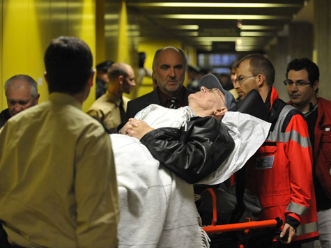 Demjanjuk wird zum
                      zweiten Verhandlungstag auf einer Bahre in den
                      Gerichtssaal gefahren, der Transport wird
                      �berwacht von Polizeikommissar Wimmer [19]. Die
                      Polizei macht grosse Kasse w�hrend dieses
                      Prozesses, und der Steuerzahler muss das alles
                      blechen... [2]