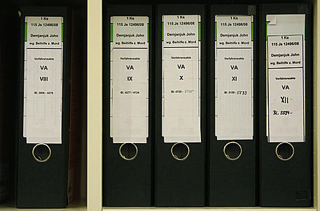 Justizordner mit so
                      genannten Akten gegen Demjanjuk [20]. Es wurden
                      haufenweise Gr�uelgeschichten gegen Demjanjuk
                      produziert, alles aufnotiert und in Ordnern
                      gestapelt, alles auf Kosten der deutschen
                      Steuerzahler. Und am Ende ist kein einziger
                      g�ltiger Beweis vorhanden. Das ist deutsche
                      Justiz, und die L�hne der unf�higen
                      Justizangestellten werden nicht gek�rzt, auch wenn
                      die Fehlleistungen noch so gross sind: Beweislage
                      0, ein Desaster [2]