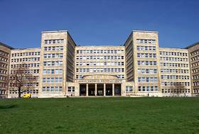 Das IG-Farben-Haus, wo
                      das Fritz-Bauer-Institut untergebracht ist