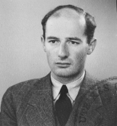 Raoul
              Wallenberg, Portrait 1945 (Dienstfoto): Er gab Schutzp�sse
              f�r Juden, und am Ende angeblich auch f�r Nazis f�r die
              Flucht vor der Roten Armee