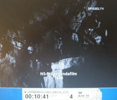 Zwangsarbeiter in Kahla 02: Die
                            Zwangsarbeiter steigen eine Steintreppe
                            hoch