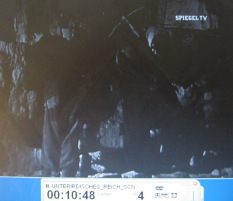 Zwangsarbeiter in Kahla 03: Die
                        Zwangsarbeiter legen die Taschen ab