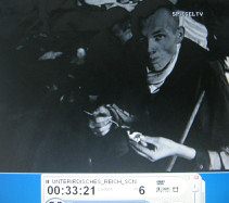 Kohnstein 53, ein H�ftling
                          l�ffelt ein Ei aus