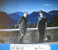 Obersalzberg-Berghof 24, Hitler mit
                          Bormann auf der Terrasse