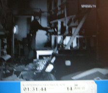 Obersalzberg-Berghof 57, US-Film, ein
                        Ami-Soldat nimmt einen Ordner aus einem Regal