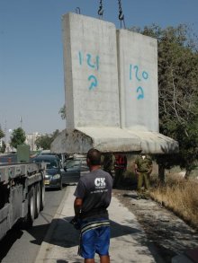 Gilo im
                    August 2010, die Mauer wird abgebaut