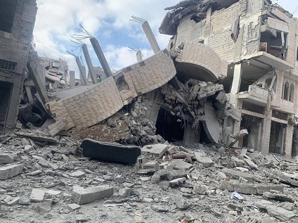 Killer-Israel in Kan Junis
                  (Gazastreifen-KZ) am 22.6.2025 - 12:28h: Zionbomben
                  zerst�ren das Haus der Familie Al-Agha