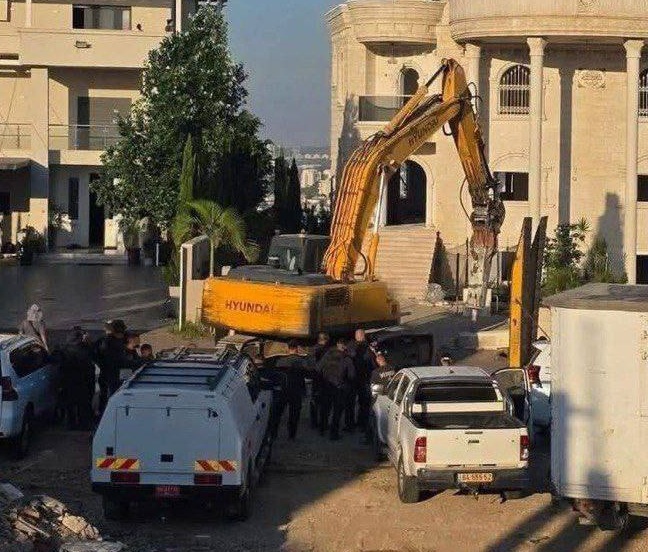 Killer-Israel in Kafr Qassem
                  (West Bank) am 16.7.2025 - 8:53h: Hyunday-Bagger darf
                  im Schutze der Killer-Zion-Polizei ein weiteres
                  pal�stinensisches Haus zerst�ren