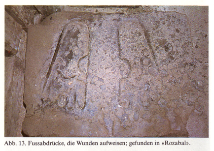 Jesusgrab "Rozabal" in Srinagar
                        (Kaschmir): Platte mit angeblichen
                        Wachsfussabdr�cken, wo grosse Verletzungen
                        sichtbar sind
