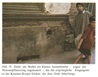 Das Jesusgrab "Rozabal" in
                        Srinagar (Kaschmir): Der Eingang zur Jesusgruft
                        ist zugemauert und nur noch ein Fensterspalt
                        �brig
