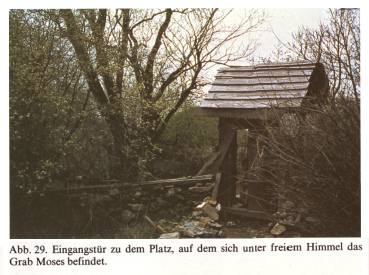 Die Eingangst�r zum
                      Platz mit dem Mosesgrab auf dem Berg Nebu
                      (Kaschmir)