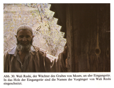 W�chter Wali Reshi an der Eingangst�r zum
                        Platz mit dem Mosesgrab auf dem Berg Nebu
                        (Kaschmir)
