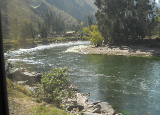 Der mit
                  dem Abwasser von Cusco verseuchte Huarocondofluss 02,
                  die Kloake von Cusco
