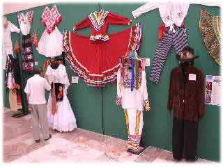 Yucatan: Chetumal :
                          Traditionelle Kleidung im Verkauf