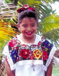 Yucatan : Maya M�dchen in
                            traditioneller Kleidung / chica en vestidos
                            traditionales / girl in traditional
                            clothing